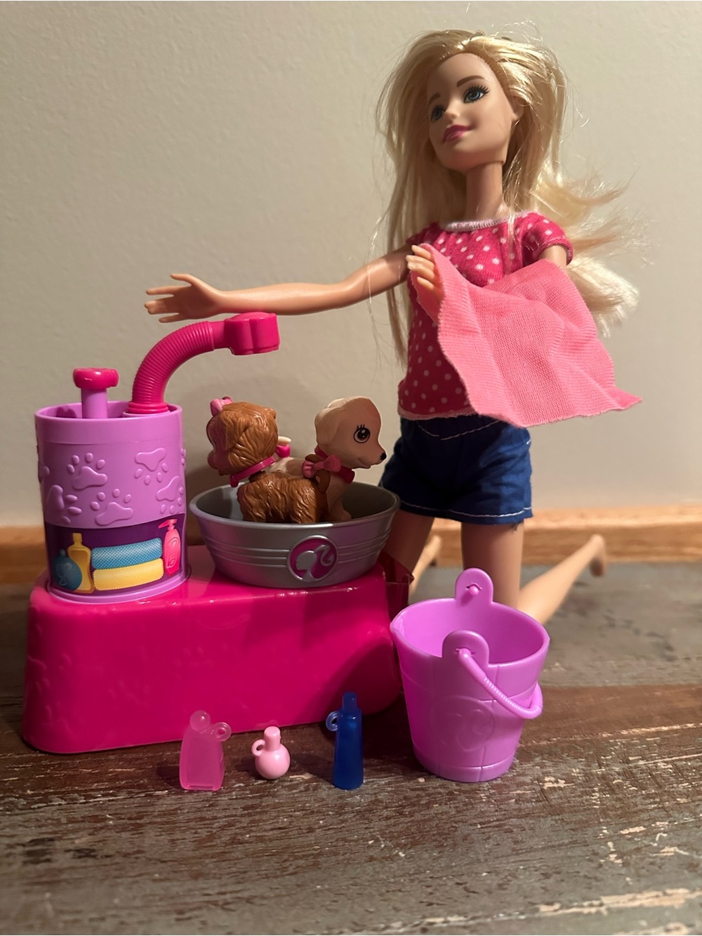 Barbie Suds & Hugs dog wash set with accessories (2) dogs, doll, towel shampoos